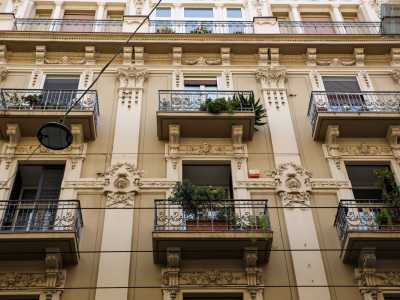 ...che si possono scorgere negli architravi delle finestre e sui capitelli delle lesene